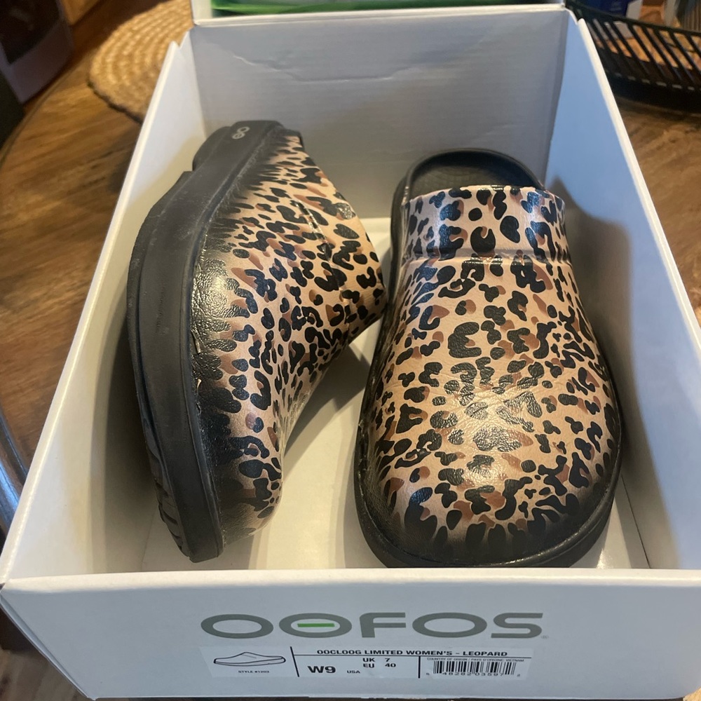 Women’s size 9 OOFOS, Leopard print. Very good condition. Bought in Sept, 2023